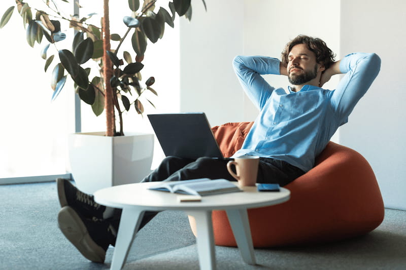 Antreprenor care analizează condițiile regimului Moldova IT Park și impozitul de 7%